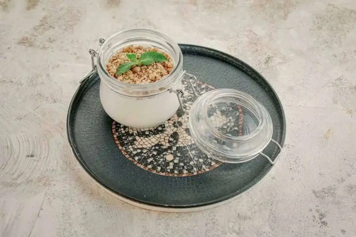 Мацони с орехами и медом