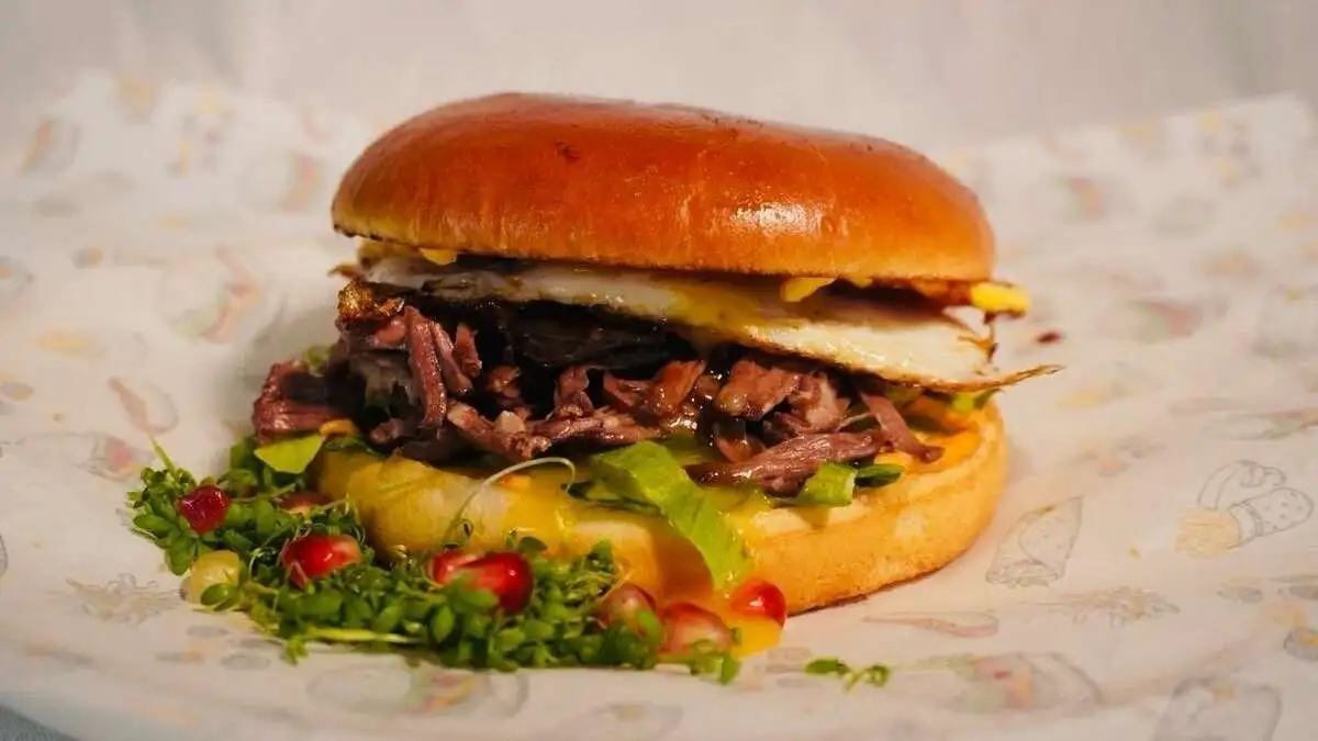 Бургер  с рваной телятиной и яйцом 350г