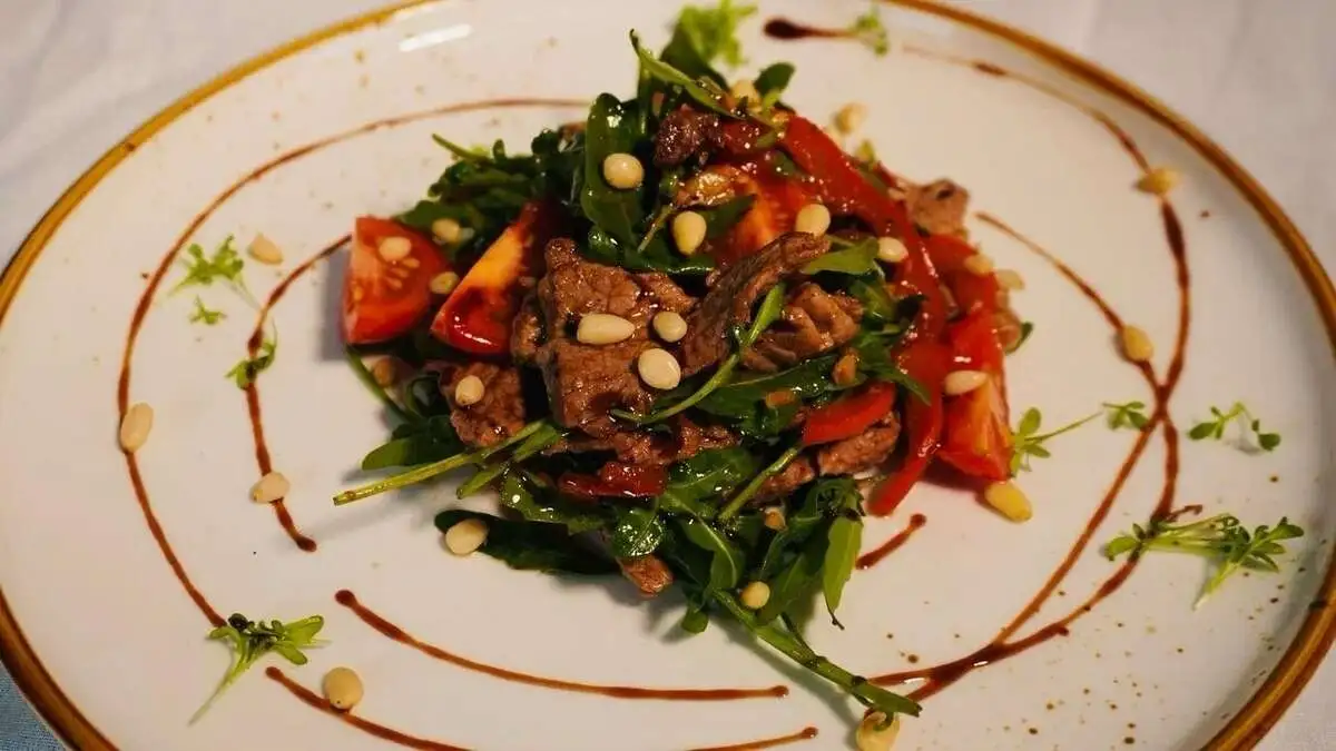 Тёплый салат из рукколы и телятины 200г 