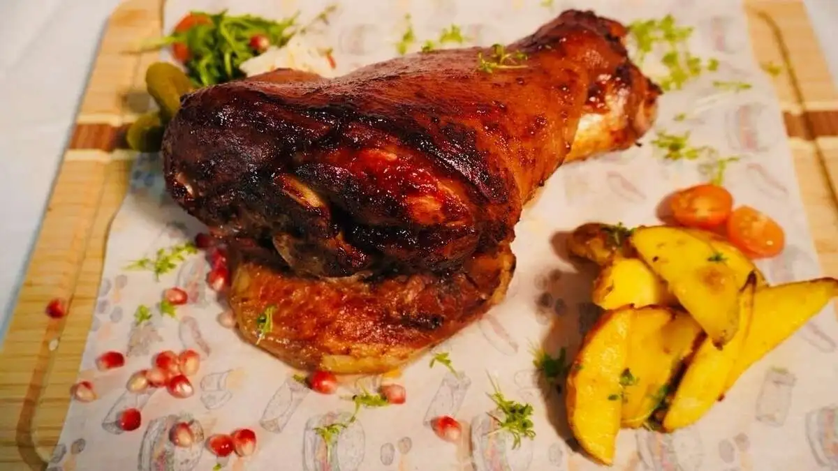 Рулька запечёная с мёдом и чесноком с картофелем и пряной капустой