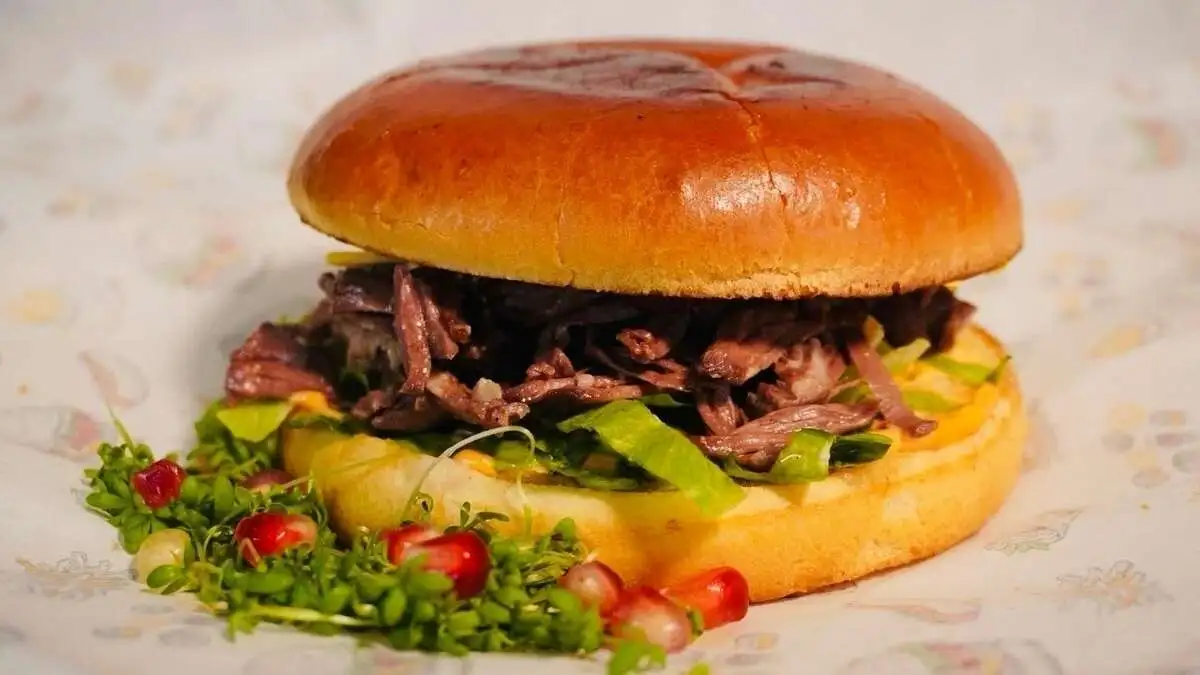 Бургер  с рваной телятиной 320 г