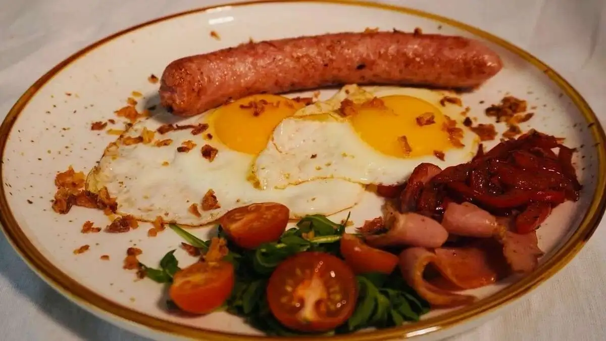 Яичница с сосиской и овощами 245г.