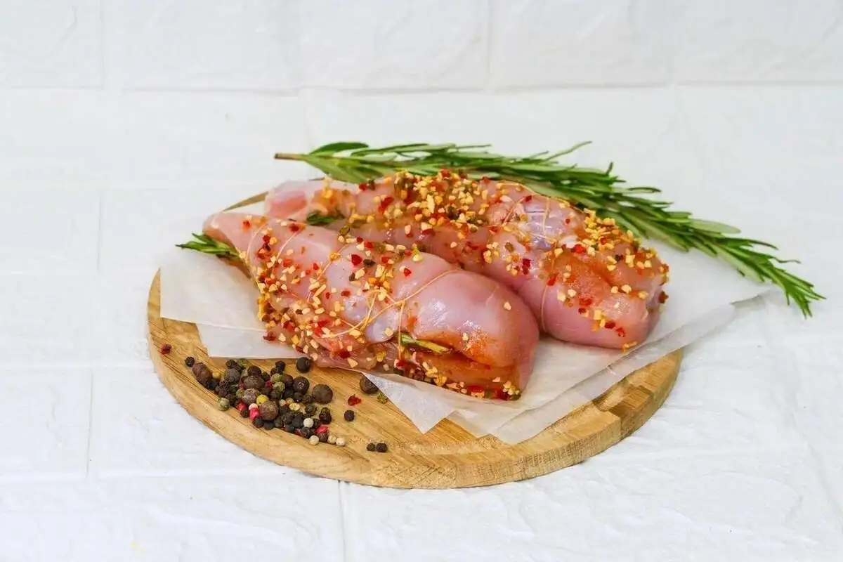 Куриное филе с грушей, вялеными томатами и сыром.