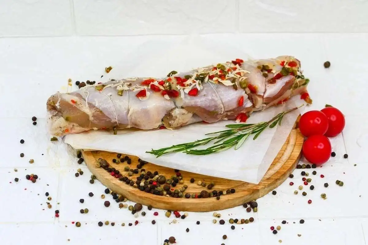 Рулет из курицы с моцареллой и шпинатом