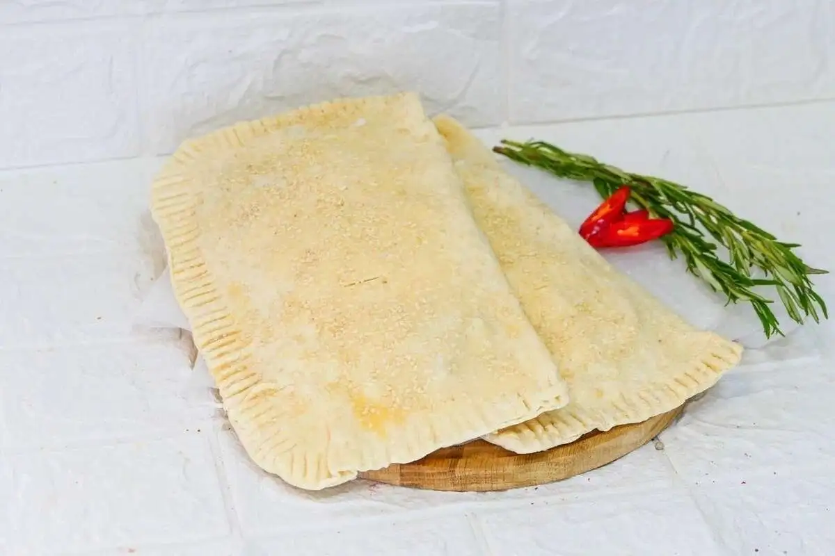 Кальцоне с грибами, шпинатом и сыром Моцарелла