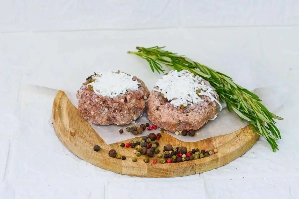 Котлеты "Боярские" с грибами и луком под сыром моцарелла