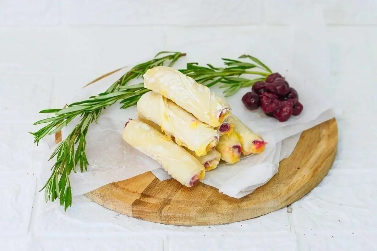 Улитка греческая с вишней и ванильным кремом