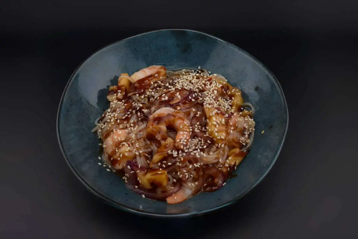 Фунчоза с креветками и ананасами