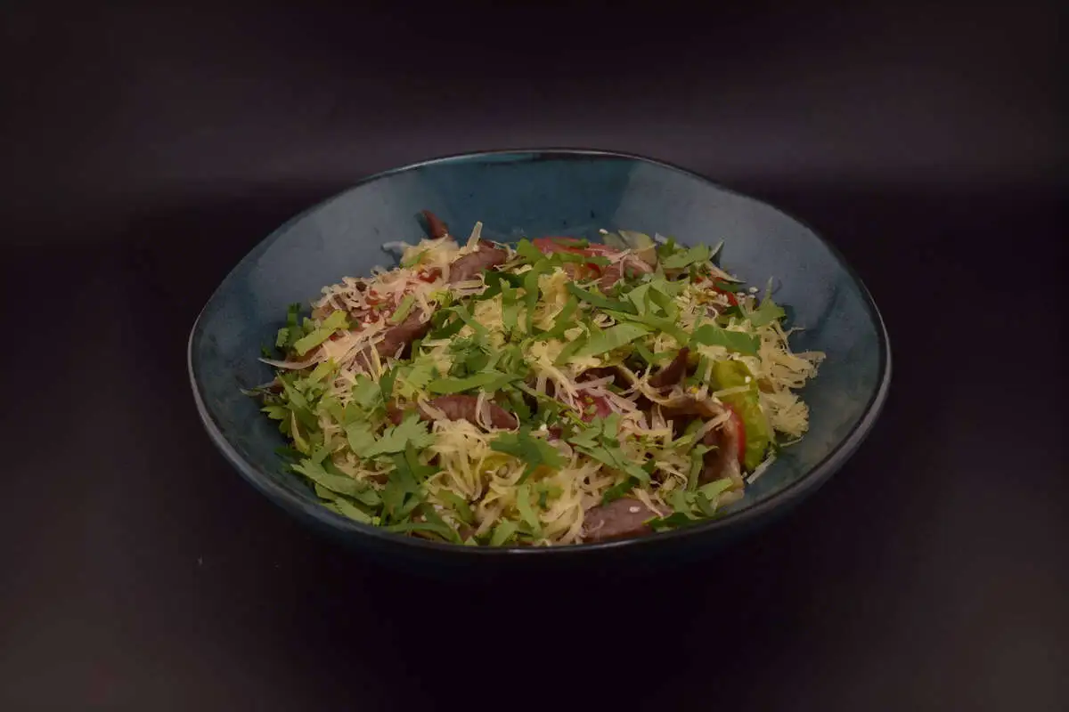 Салат с говядиной и сыром