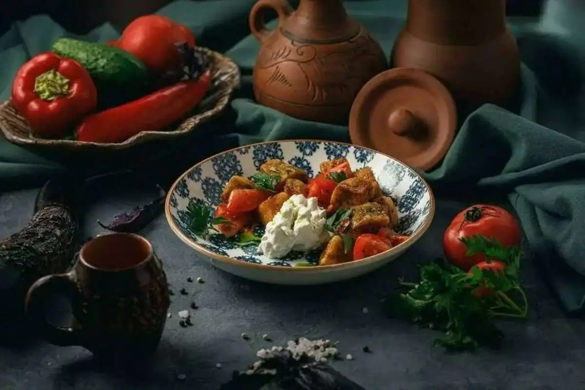 Салат теплый с хрустящими баклажанами и кремом фета