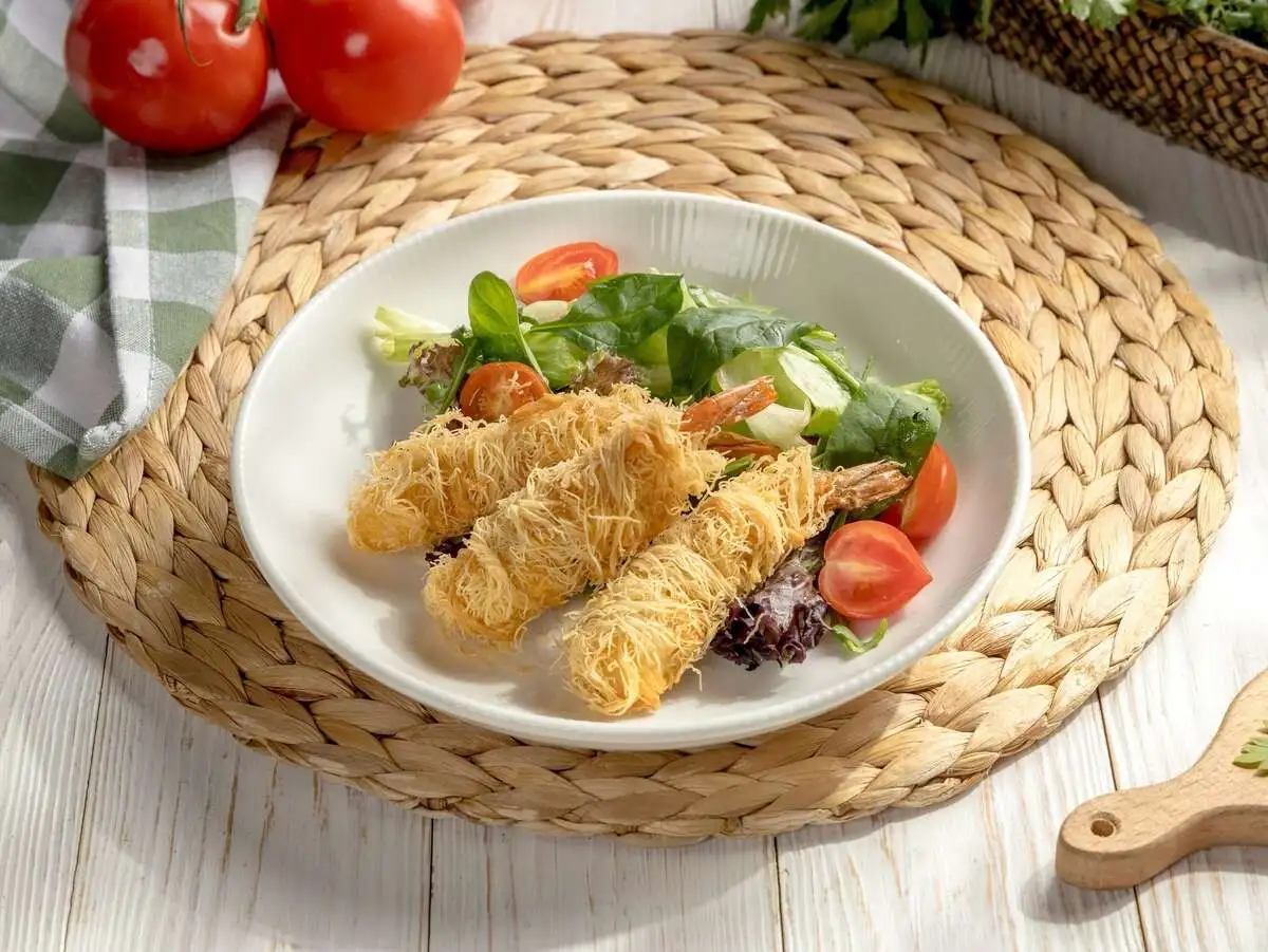 Салат с креветками катаифи