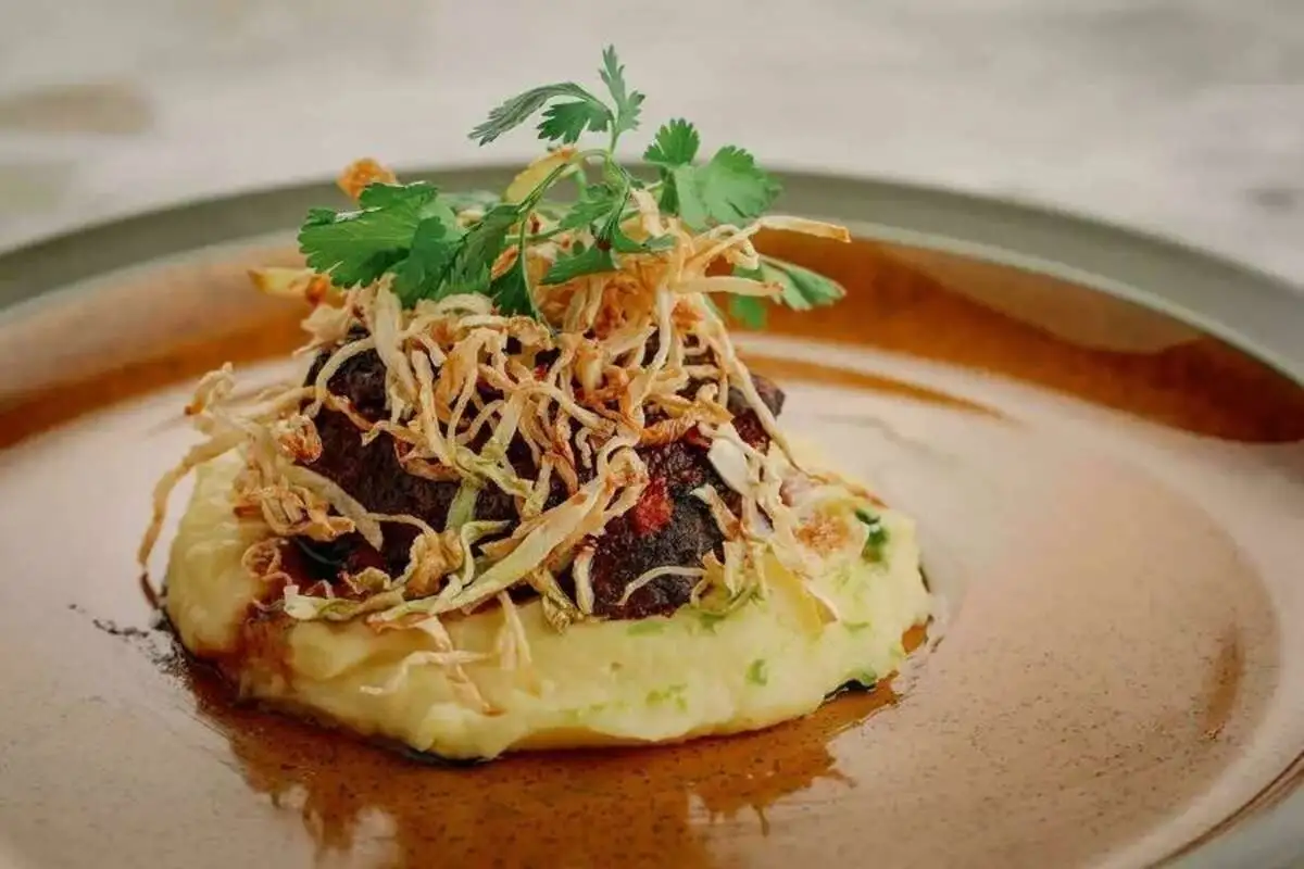 Говяжьи щечки с картофельным пюре и соусом Деми-глас