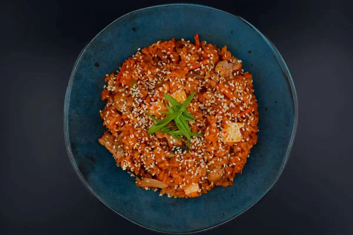 Жареный рис с кимчи и свининой