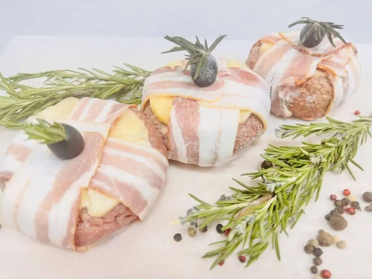 Бифштекс с ананасом и беконом