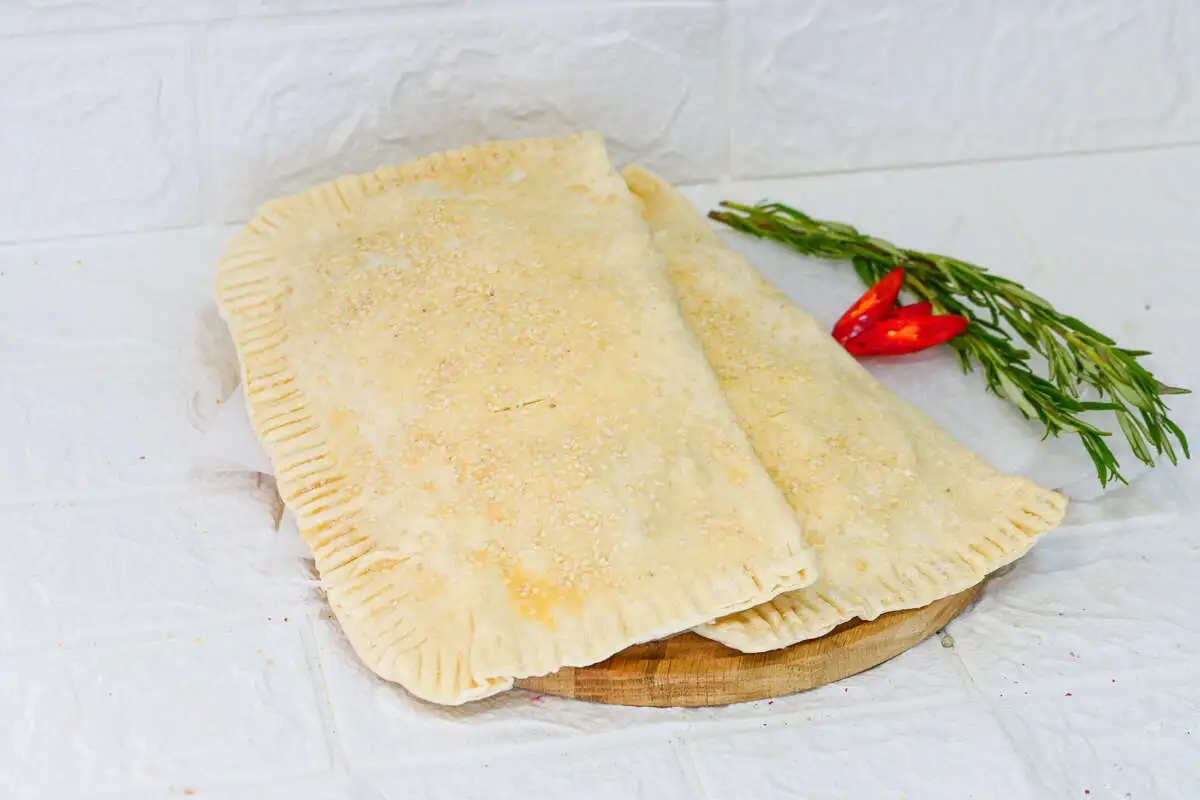 Пицца с салями, томатами и сыром