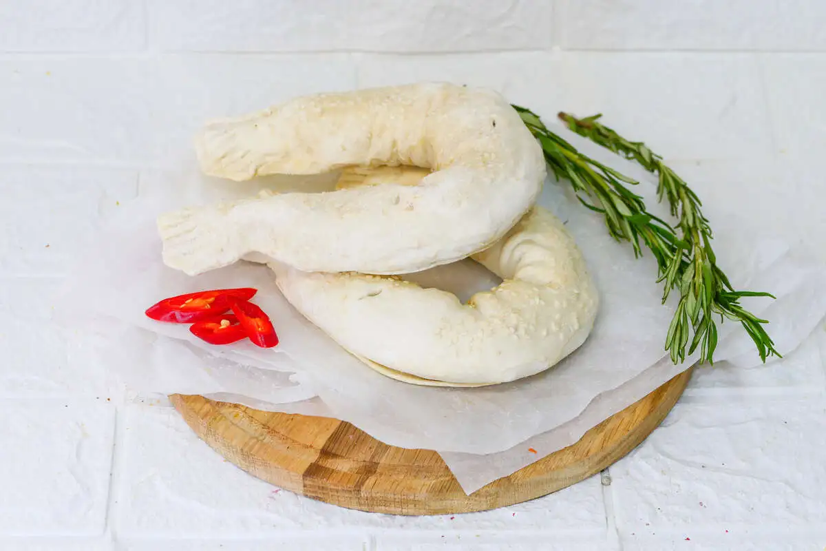 Рогалик с бужениной, белыми грибами и вялеными томатами