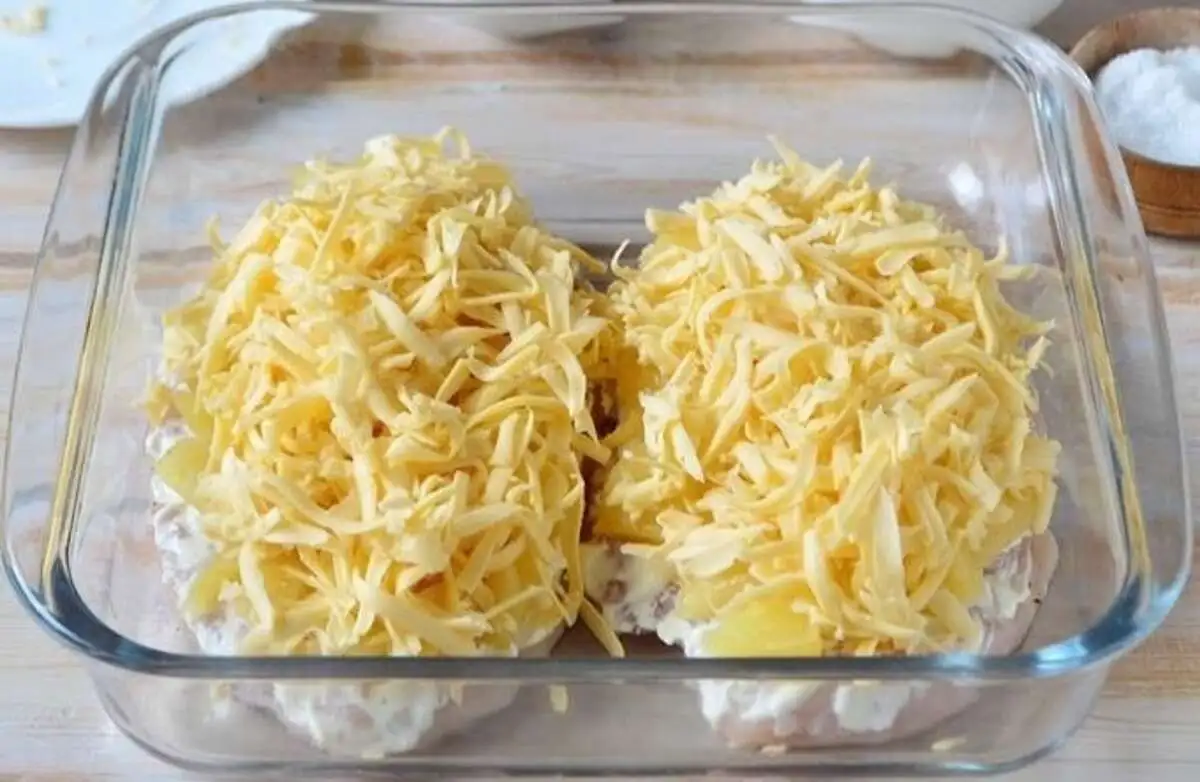 Курица с ананасом под сыром моцарелла