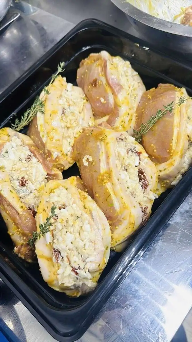 Свинина в горчичном маринаде с вялеными томатами, яёцом и сыром моцарелла