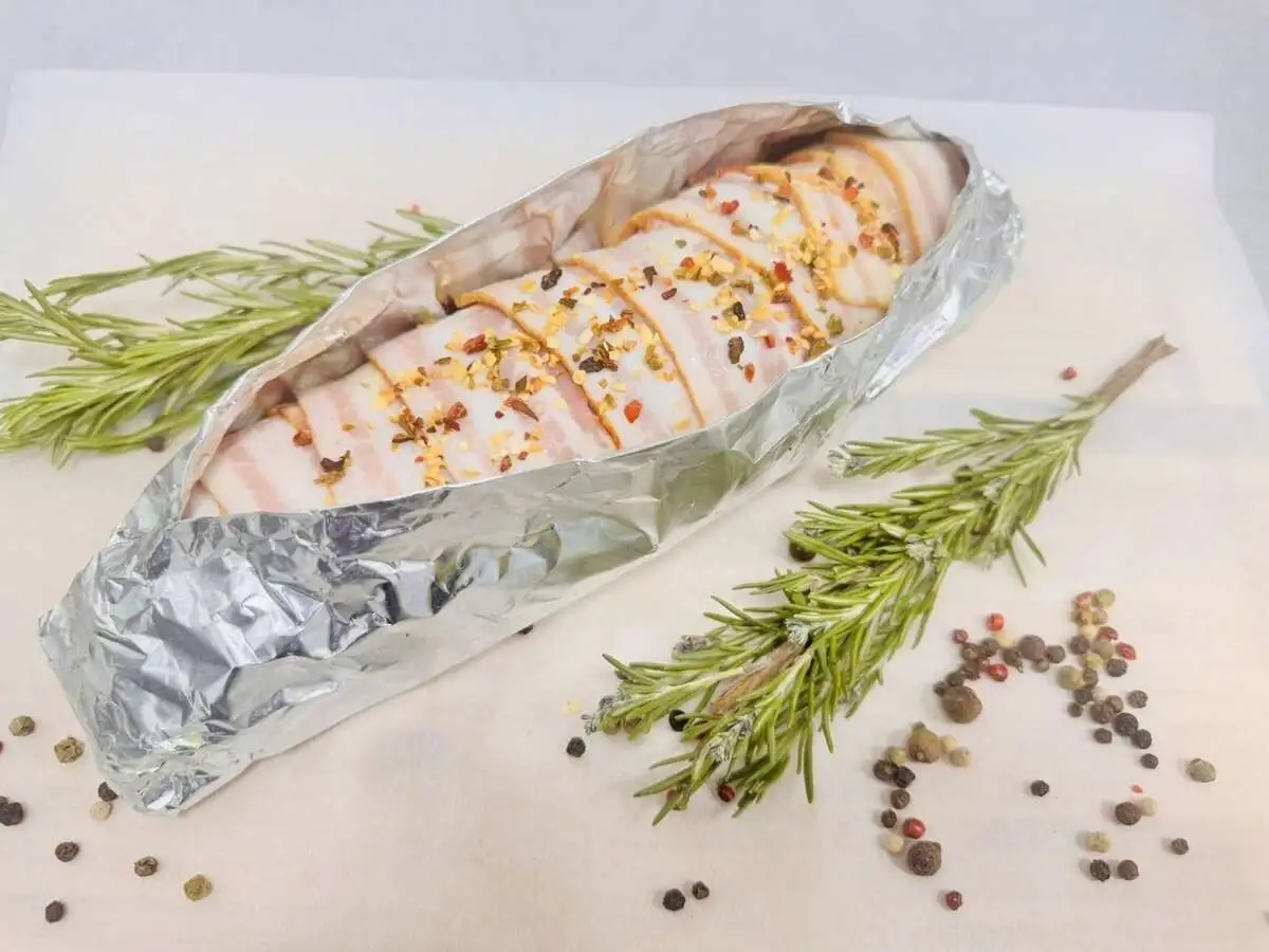 Рулет из свиной вырезки в беконе с грибным жюльеном