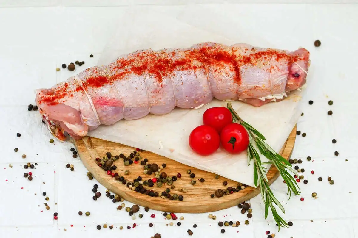 Рулет из курицы с сыром и копчёностями