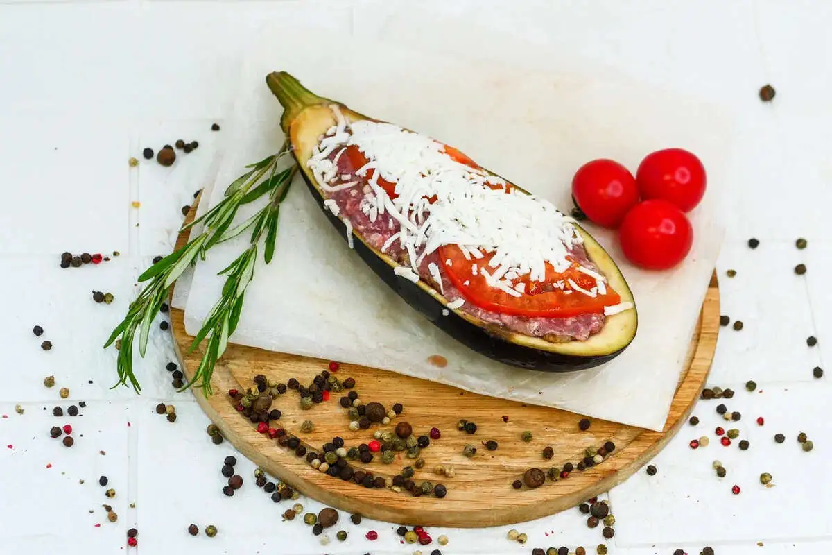 Лодочки из баклажанов с мясным фаршем