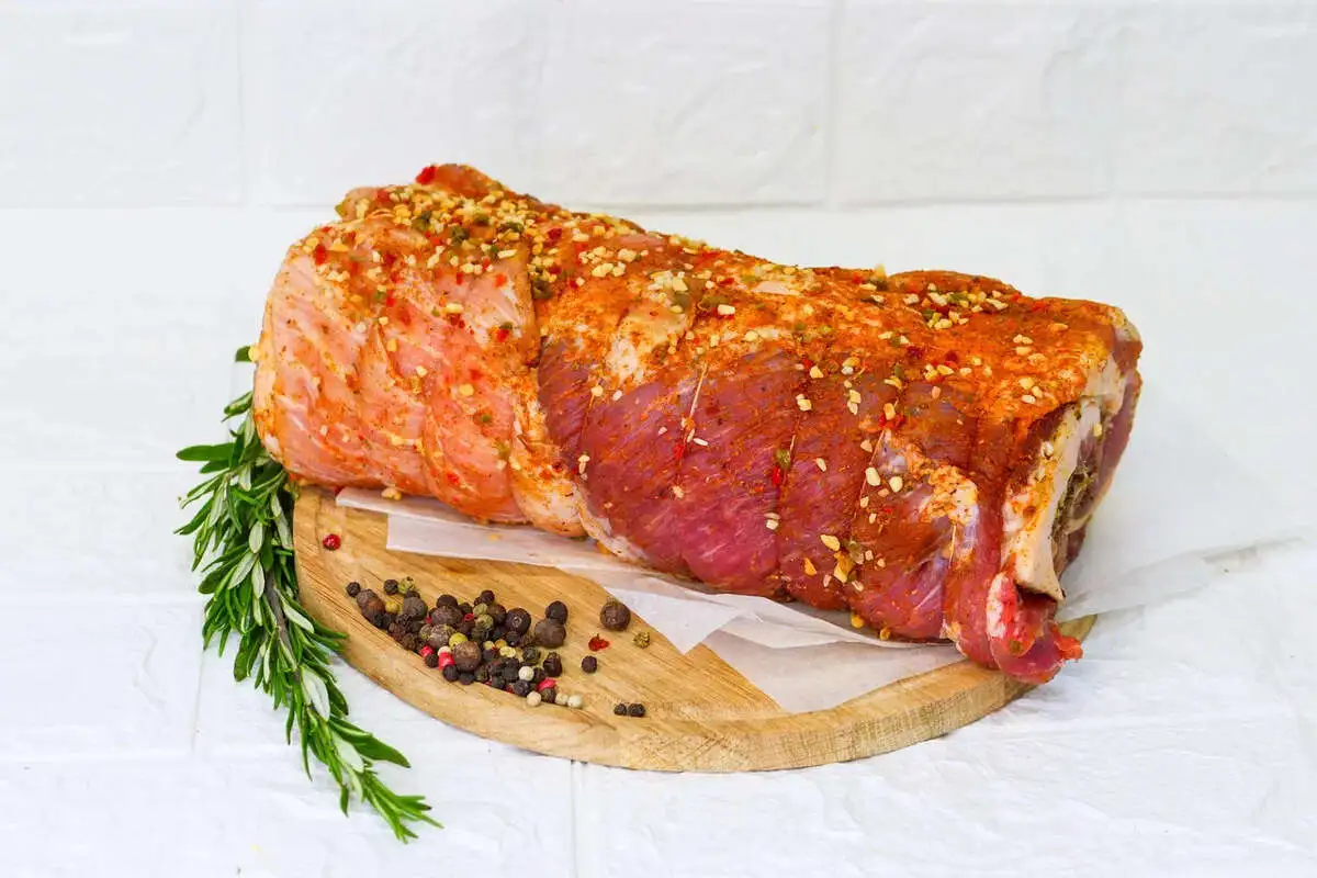Рулет из свинины с беконом и грибами