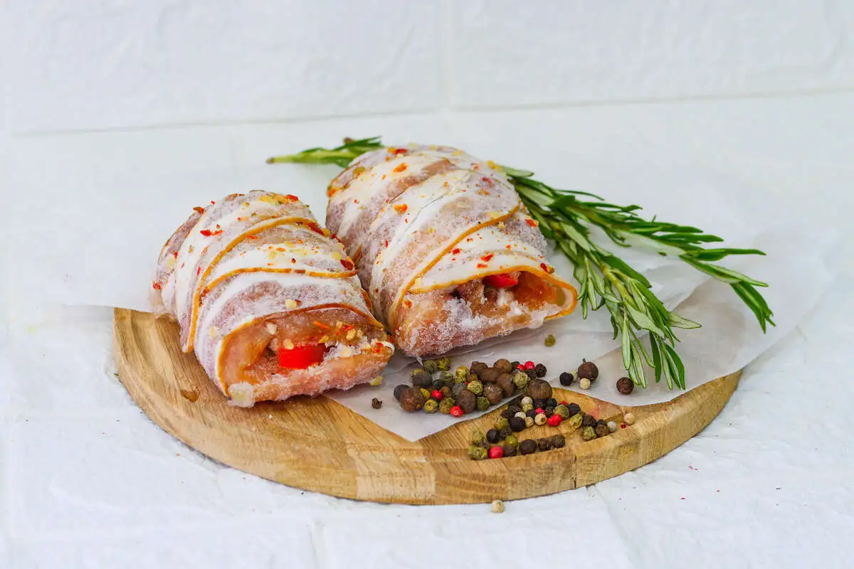 Филе в беконе с цукини, болгарским перцем и сыром моцарелла