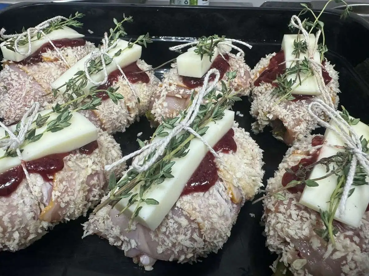 Филе в беконе со спаржей, моцареллой и брусничным соусом