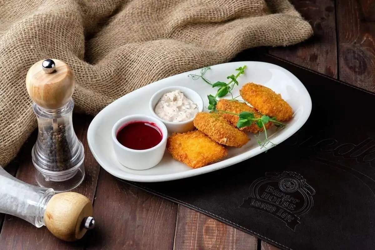 Жареный сыр Гауда с брусничным соусом