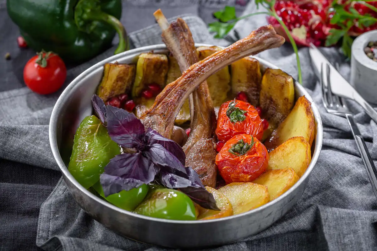 Жаркое из бараньей корейки с овощами