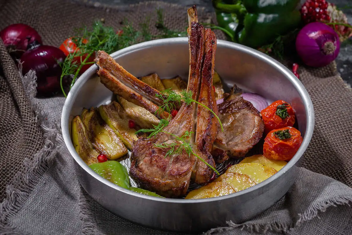 Жаркое из телячьей корейки с овощами