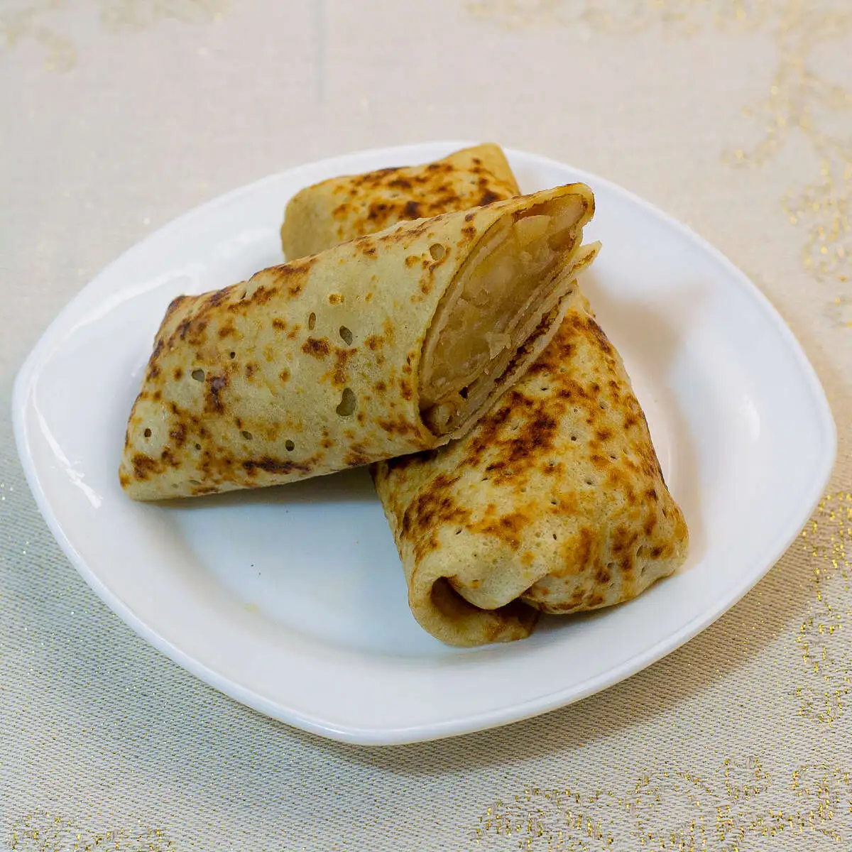 Блинчики с яблоком и корицей