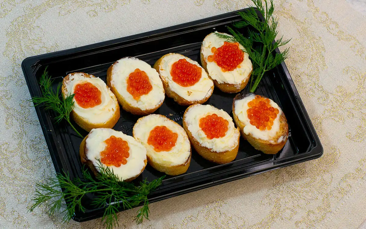 Канапе с красной икрой