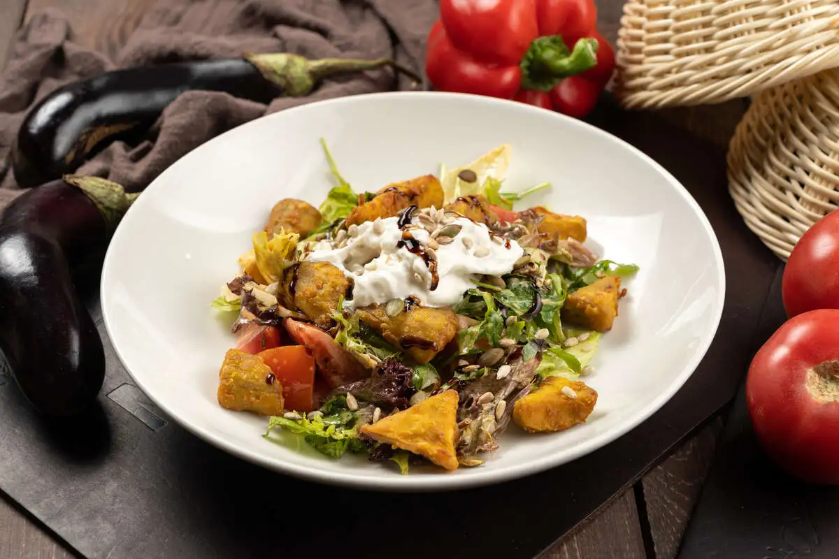 Салат с баклажанами и страчателлой