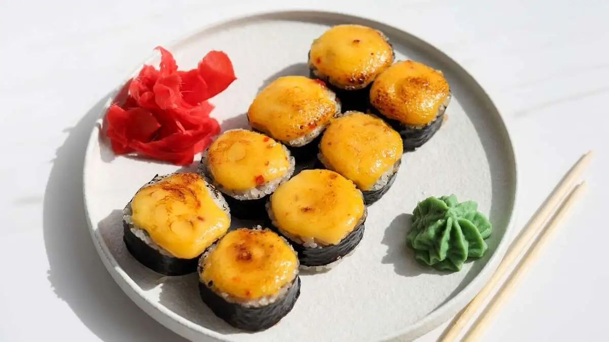 Ролл запеченный Surf&Turf с креветкой и ростбифом