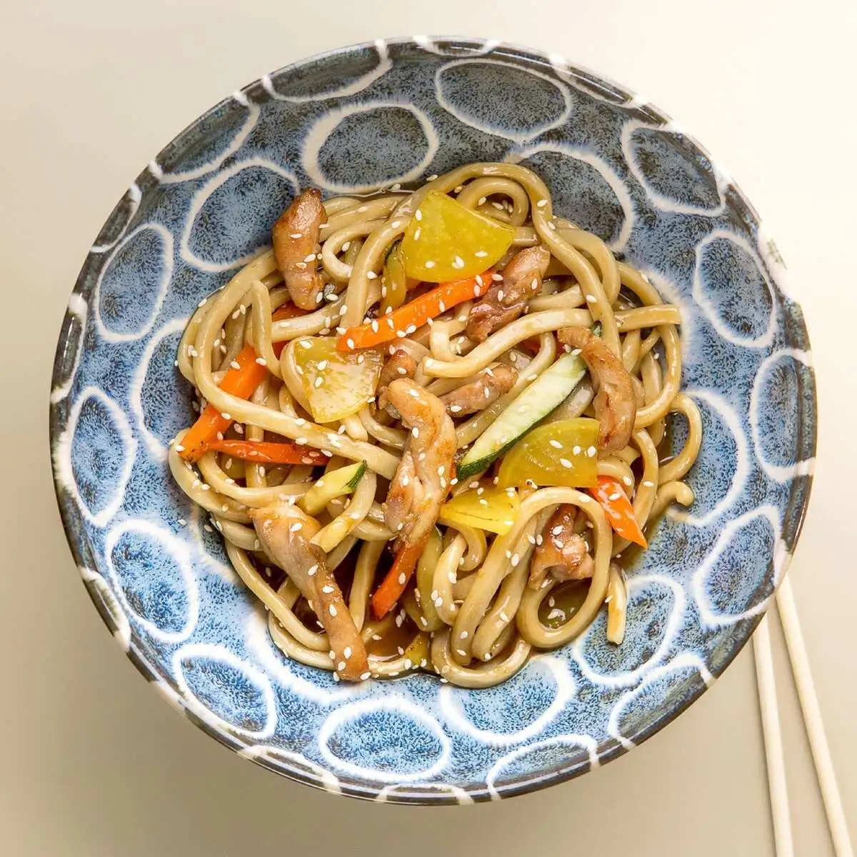 Удон с курицей в карамельном пад тай