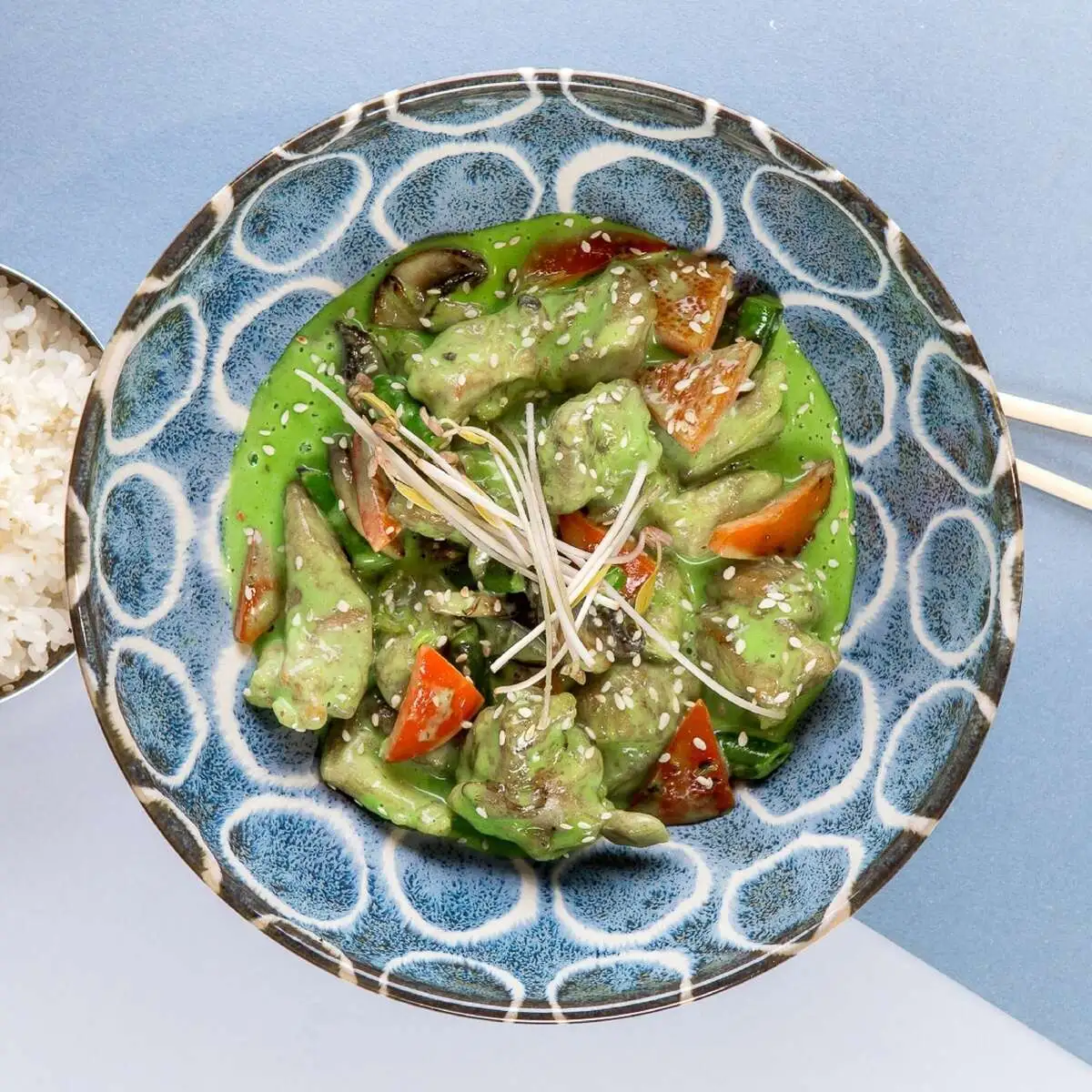 Вок с курицей в зеленом карри