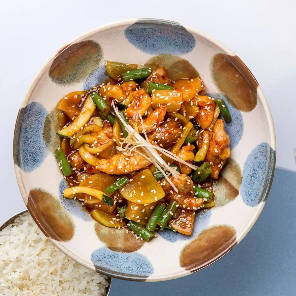 Вок с курицей и креветкой в устричном том ям