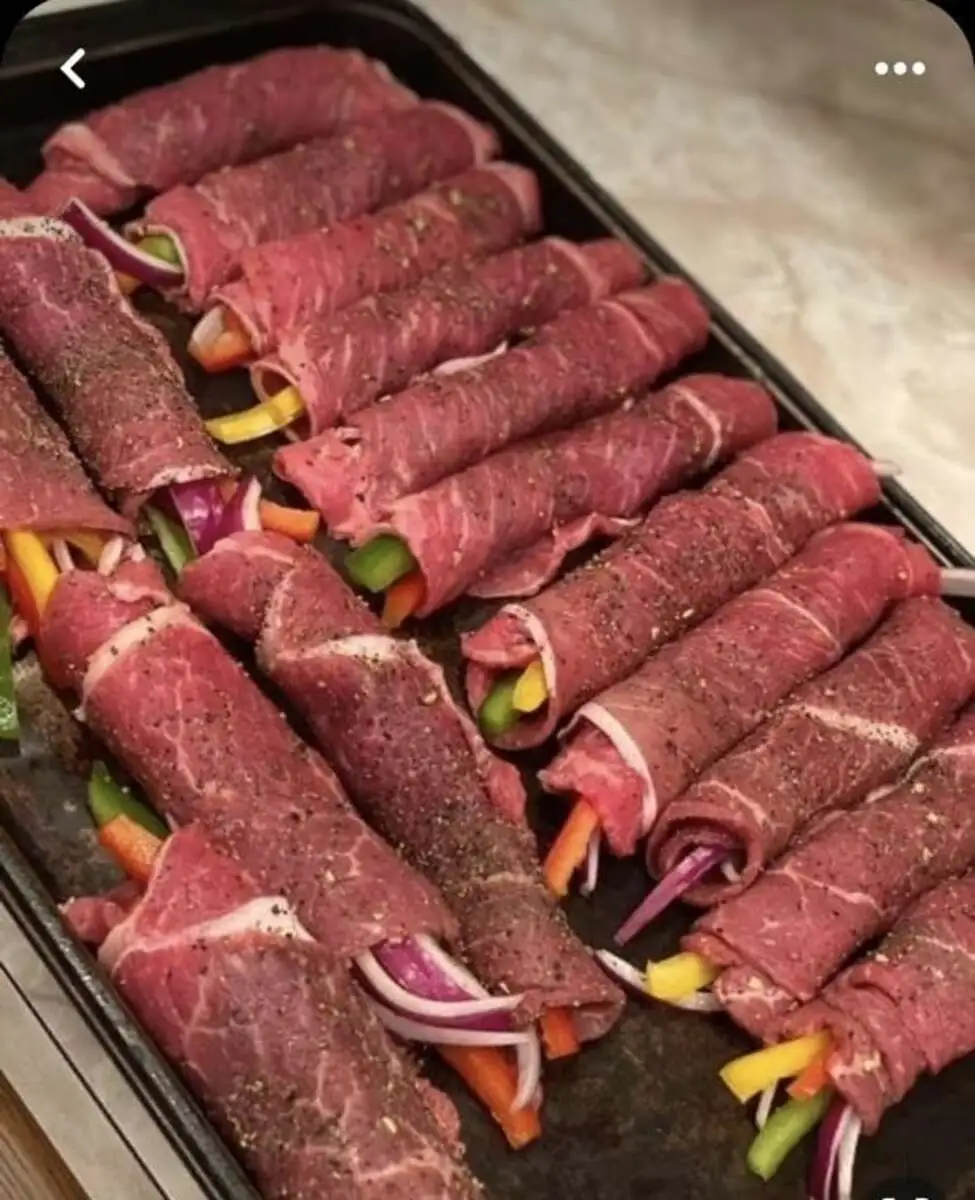 Рулетик из говядины со спаржей, болгарским перцем и сыром моцарелла