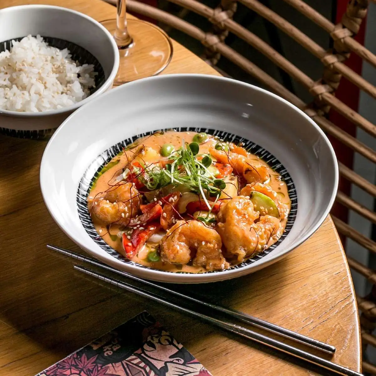 Креветки и кальмар в чили-шрирача