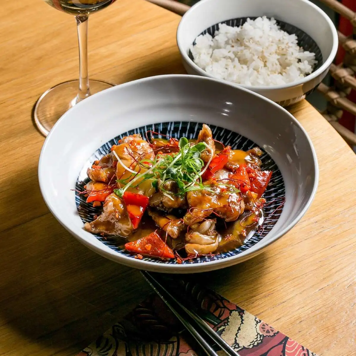 Свинина с ананасом и личи в кисло-сладком соусе