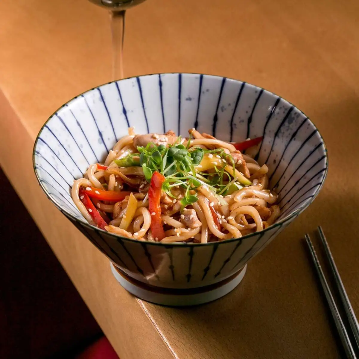 Удон с курицей в соусе гарлик-чили