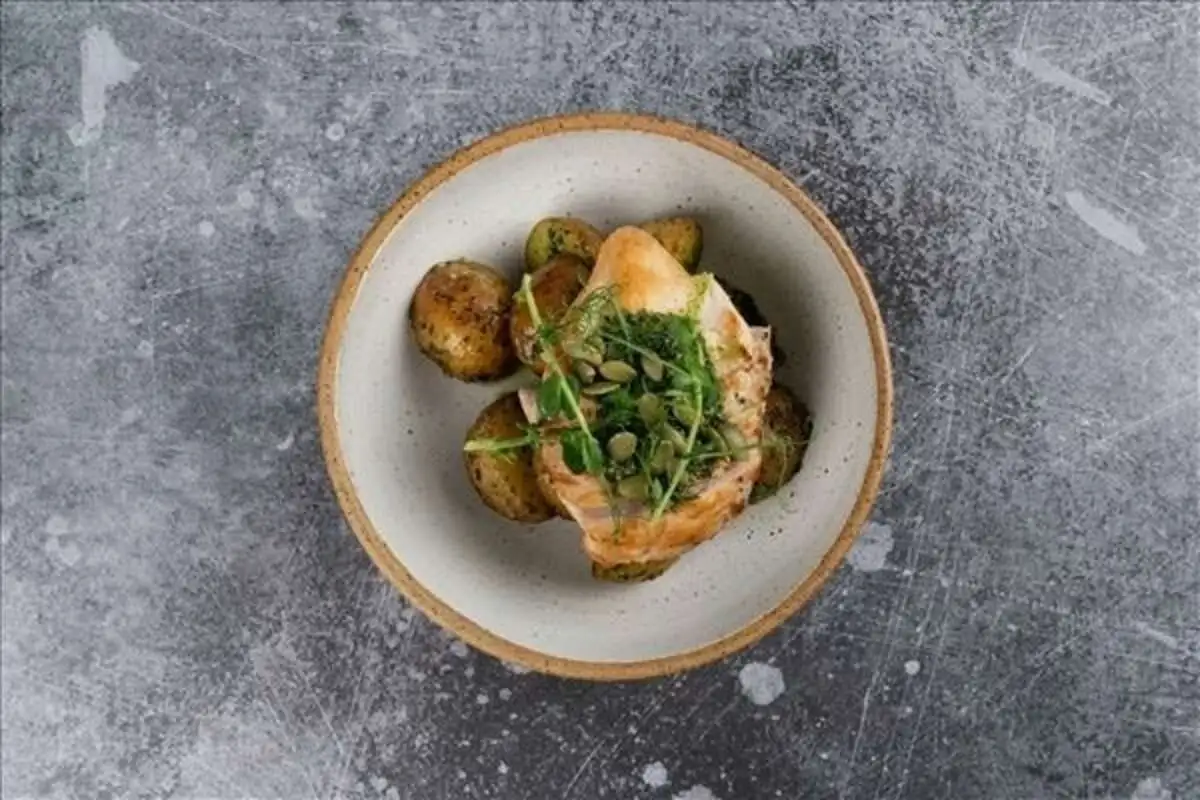 Мини картофель с куриным филе в песто