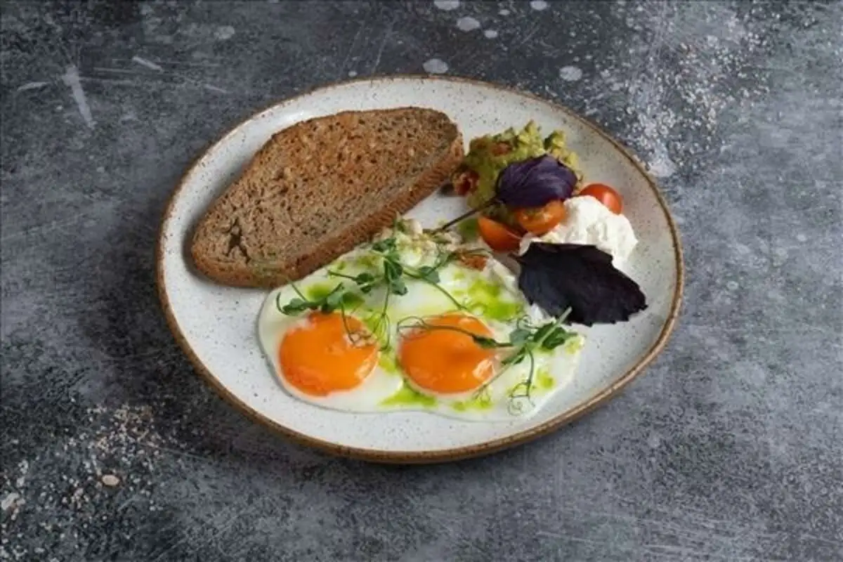 Глазунья с зерновым хлебом и базиликом