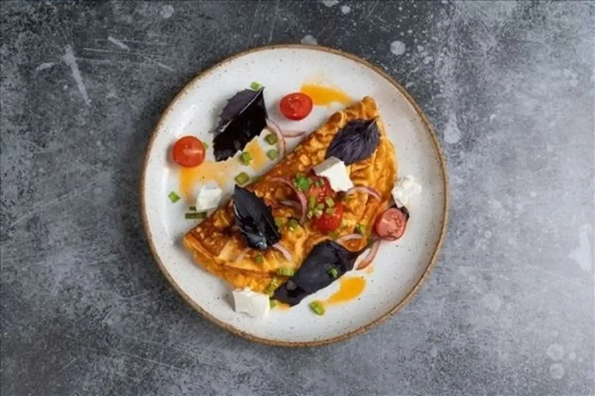 Омлет с помидорами черри и базиликом