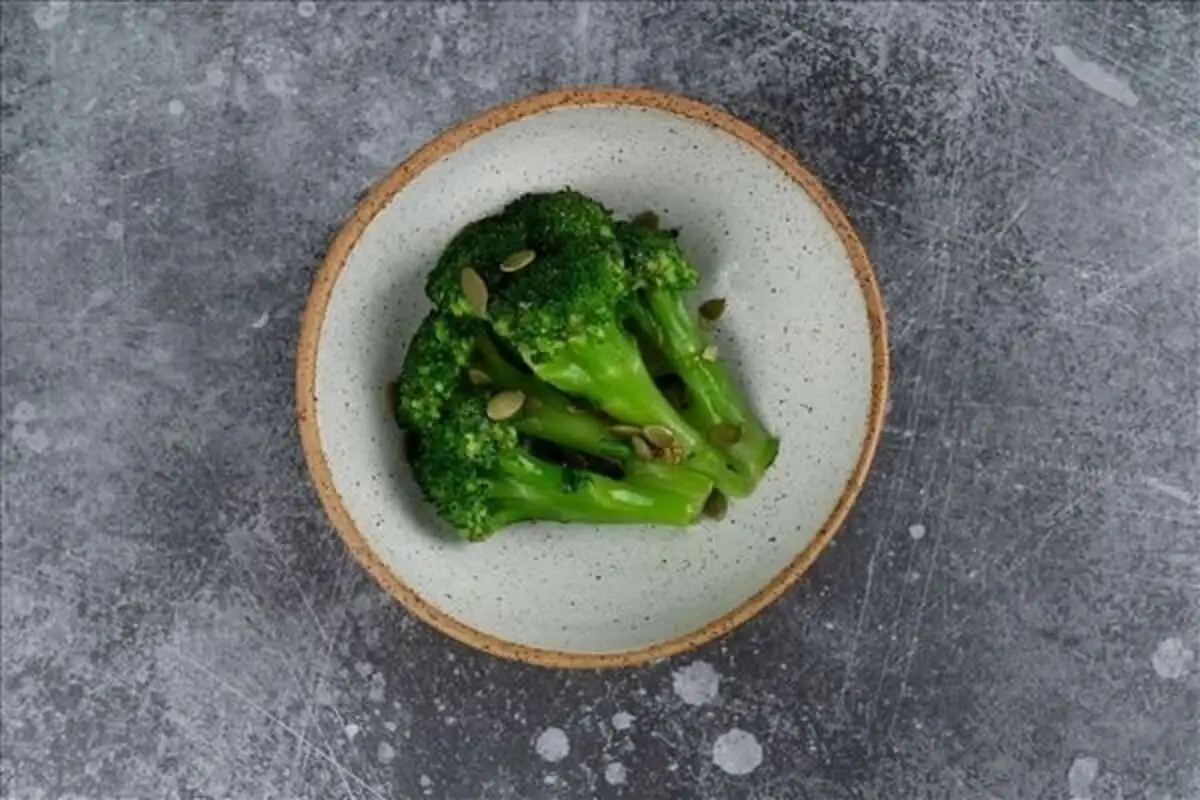 Стейк из брокколи на пару