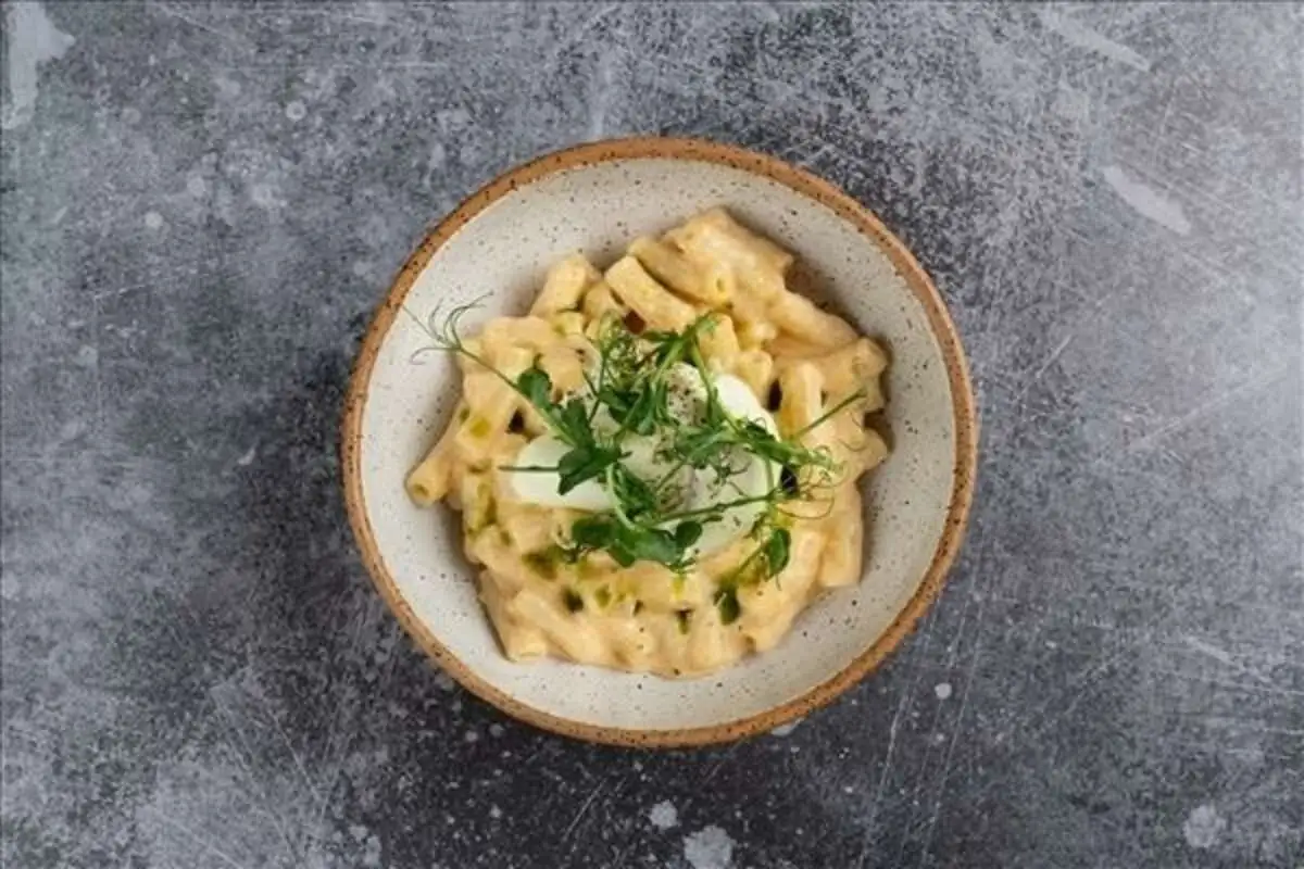 Мак-н-чиз с яйцом пашот