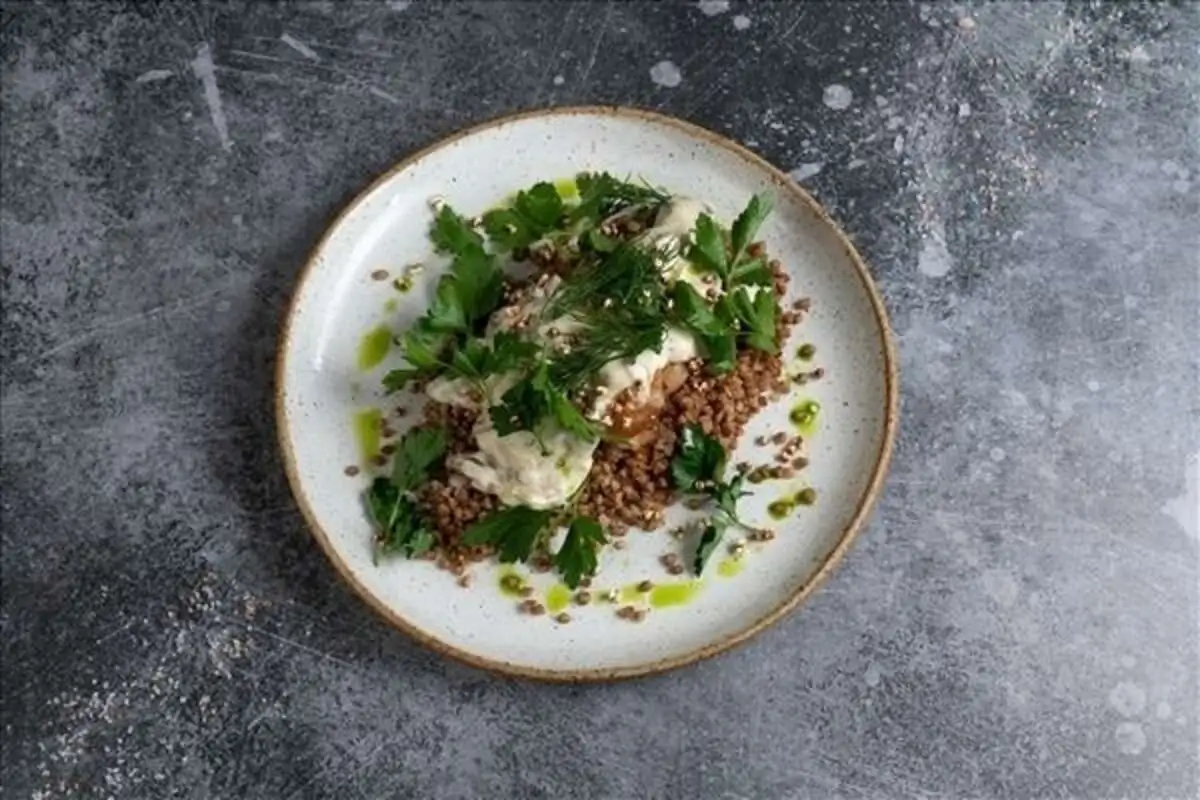 Гречка с грибным соусом и филе бедра на гриле