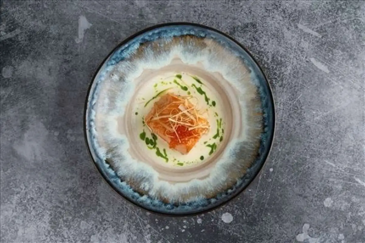 Стейк из форели с луковым соусом и икрой на гриле/на пару