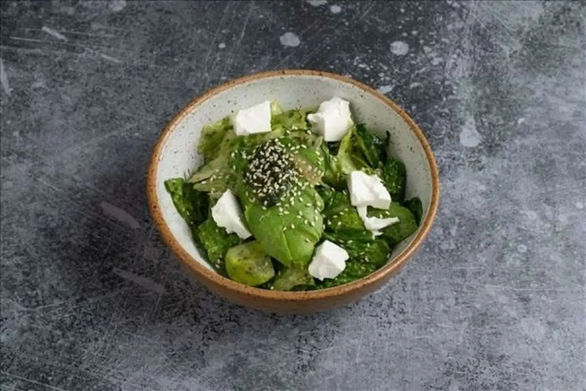 Зеленый салат с брынзой и авокадо